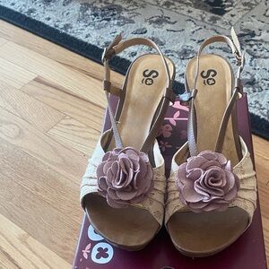 SO Women's Beige Sandals with Mauve Flower